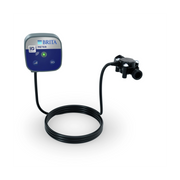 Appareil BRITA iQ Meter doté d'un panneau avant bleu, d'un voyant LED, d'un câble de raccordement et d'un capteur de débit, destiné aux systèmes professionnels de filtration d'eau.
